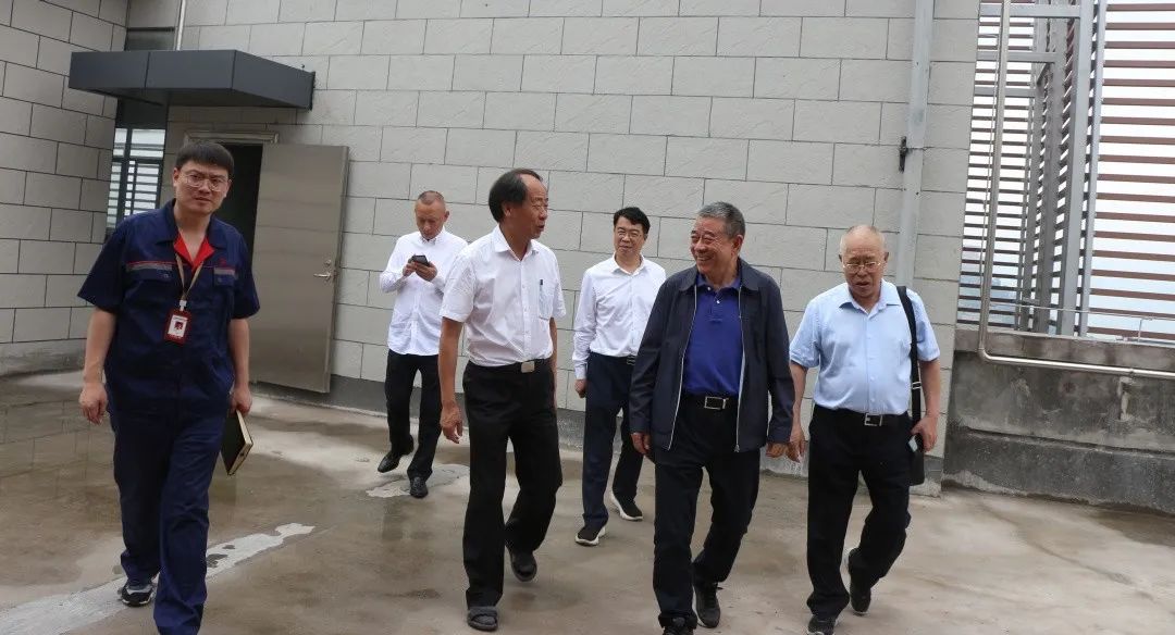 中国酒业协会理事长王延才、副秘书长刘振国一行莅临劲牌茅台镇酒业参观指导! 中国酒业协会理事长王延才、副秘书长刘振国一行莅临劲牌茅台镇酒业参观指导!