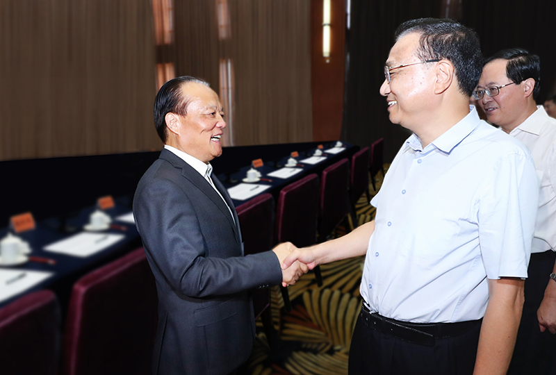 中共中央政治局常委、國務院總理李克強，于2018年9月28日與集團董事局主席張毓強親切握手交談。