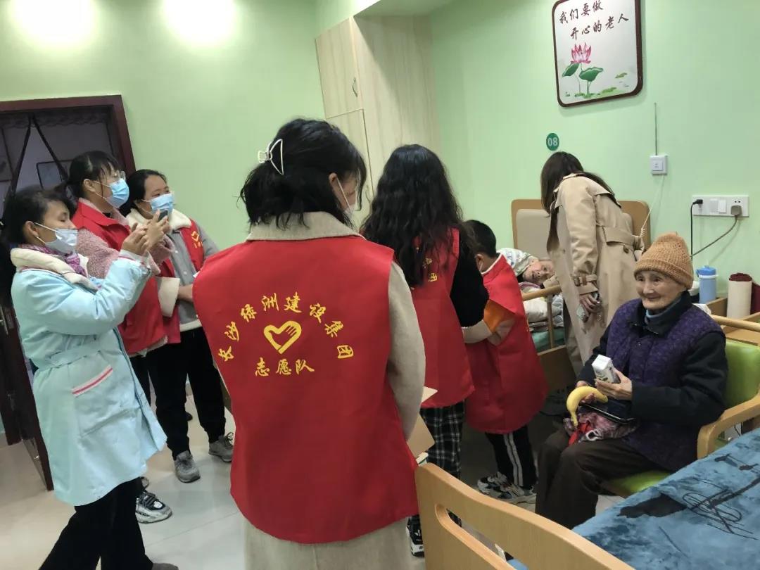 巾幗心向黨，情暖敬老院！