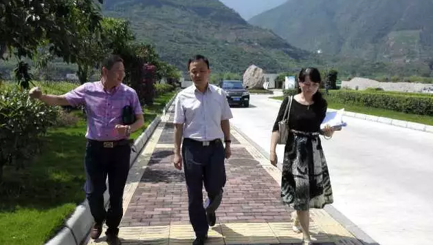 石棉县委书记苟乙权调研——培育大集团大企业 石棉县委书记苟乙权调研——培育大集团大企业